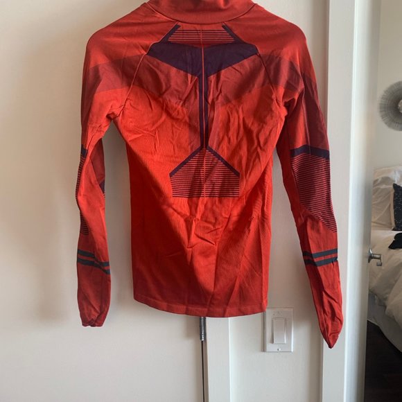 LNDR Beyond Base Red Pullover - NWT - Size M/L - Picture 7 of 8